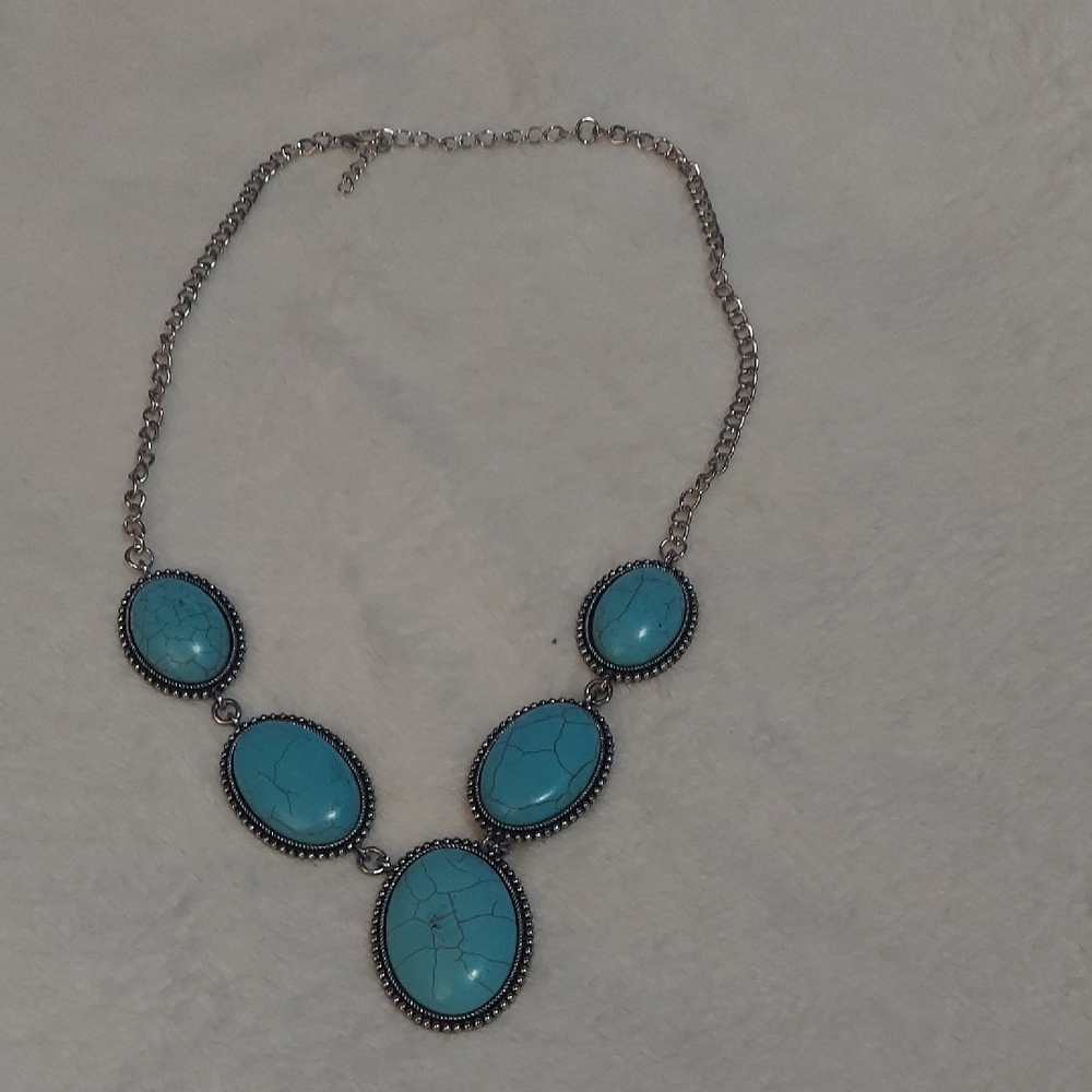 6/$10 Chic Turquoise and Silver Necklace